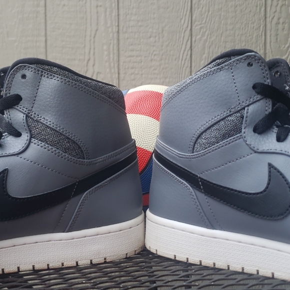 AIR JORDAN RETRO 1 - Picture 10 of 15